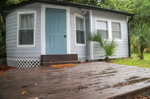 Modern studio cottage with private patio and parking