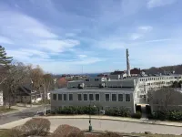 Spacious 1 bedroom apartment in town with a water view! Hotel a Camden