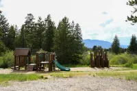 Serene Mountain Escape with Private Hot Tub - Exquisite Luxury Chalet Hotels in Fraser