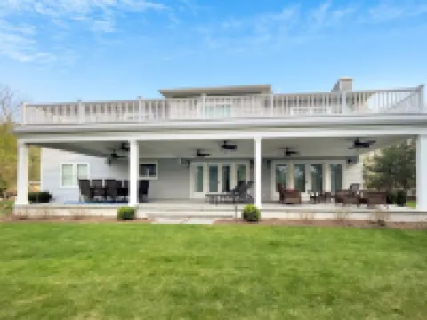 Heated Pool and Spacious Living Areas - Lavish Modern Retreat