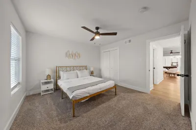 Spacious 6 Bed House| Airport | Pet Friendly | AFB Hotels near Maxx Marka