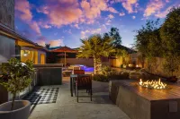 Heated Pool, Outdoor Kitchen and Putting Green - Stylish Oasis