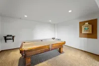 Stunning Lake Views and Premium Entertainment Amenities - Luxurious Haven