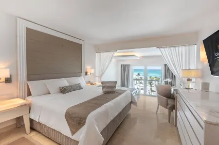 Le Blanc Spa Resort Cancun Adults Only All-Inclusive Отели рядом с достопримечательностью «Плайя Тортугас»