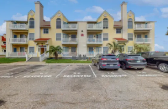 Dog-friendly home w/central AC, free WiFi, full kitchen, shared pool & hot tub 鄰近Whitecap Beach的酒店