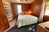 Spacious Cabin with Lake View and Grilling Area - Charming Getaway Hôtels à : Greenbush Township