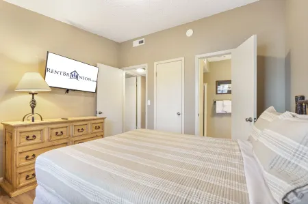 Charming Lakefront Getaway with Modern Comforts - Cozy Retreat