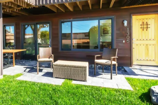 Modern Style with Enclosed Yard and Amenities - Charming Beachside Escape
