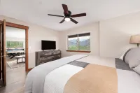 Expansive Mountain Views and Pool Table - Stunning New Escape