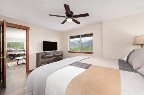 Expansive Mountain Views and Pool Table - Stunning New Escape