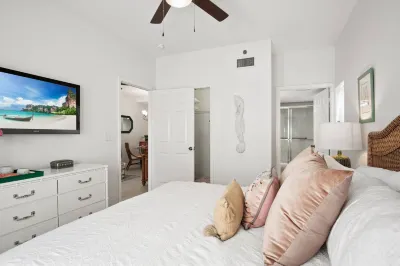 Western Balcony with Dazzling Sunsets - Cozy Island Haven Hotels in Marco Island