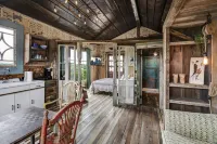 Cozy Retreat with Expansive Views and Rustic Charm - Enchanting Hideaway Hotel di Burnet