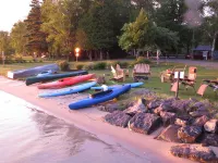 Full Kitchen and Shared Tennis Court - Charming Cottage Retreat Hotels in Glen Arbor