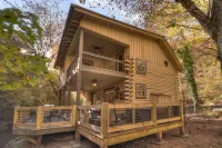 Charming Cabin by the Creek with Hot Tub - Rustic Mountain Retreat Hotels in Mineral Bluff