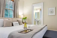 Charming Townhome above Award-Winning Restaurant - Elegant Getaway