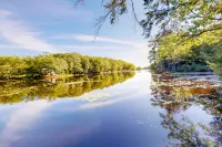Lakefront Studio in the Trees with Gorgeous Views, Balcony, & Shared Canoe Các khách sạn ở Augusta