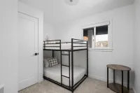Kitchenette and Nearby Dining Options - Charming Coastal Haven Hotels in Rockaway Beach