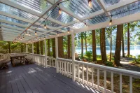 Lakefront cottage with docks, kayak, deck, firepit & new grill - drive to skiing Hotel di King County