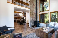 Stunning Mountain Views and Cozy Fireplace - Elegant Colorado Escape