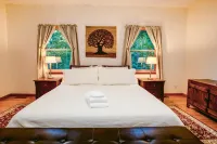 Mountain Sanctuary with Hot Tub and Game Room - Charming Retreat