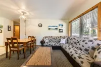 Partial Lake View and on-Site Sauna - Spacious Retreat Hotels in Truckee