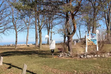 Private Sandy Beach and Boat Parking Available - Inviting Surf Cottage Отели в г. Гурон Тауншип