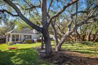 Luxury Outdoor Oasis with Hot Tub and Fire Pit - Stunning Retreat Hotel in zona The Quarry Splash Pad