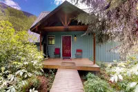 Two-bedroom Plus Loft Chalet w/ Mountain Views - شاليه