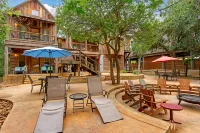 Riverside Oasis and Spacious Amenities - Charming Texas Retreat