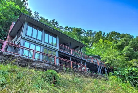 Game Room and Serene Mountain Views - Beautiful Spacious Retreat Отели в г. Айрон Дафф