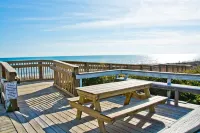 Golf Course Views and Outdoor Oasis - Charming Family Retreat