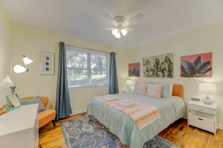 Full Kitchen and Convenient Location - Stylish Cozy Haven