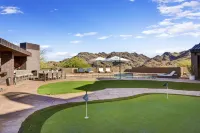 Panoramic Desert Views and Sparkling Pool - Stunning Architectural Retreat