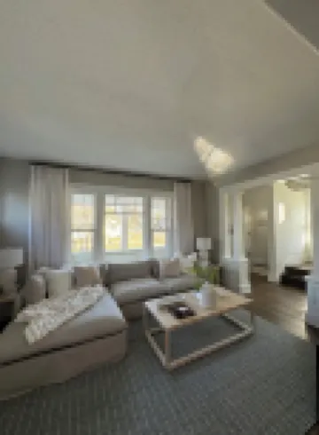 Cozy and accomodating designer home near downtown and McKennan Park - sleeps 10+