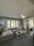 Cozy and accomodating designer home near downtown and McKennan Park - sleeps 10+