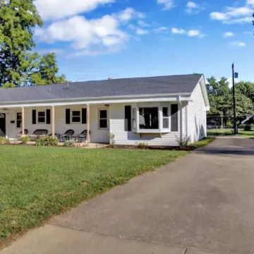 Charming 2-bedroom house in amazing Belleville with AC, WiFi