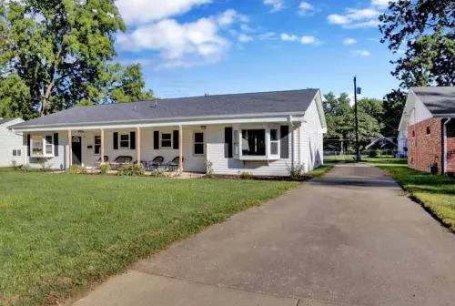 Charming 2-bedroom house in amazing Belleville with AC, WiFi Hotels in Belleville