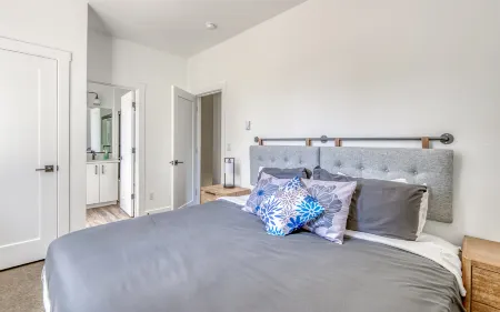 Cozy Living Area and Scenic Waterfront Access - Charming Coastal Haven Отели рядом с достопримечательностью «Flying Dutchman Winery»