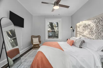 Stylish Getaway with Two Kitchens and Cozy Atmosphere - Charming Retreat