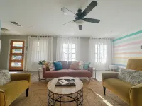 Spacious 4-bedroom house with Make-up bar, WiFi, Games, Hot-tub, & pool