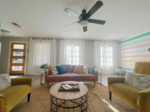 Spacious 4-bedroom house with Make-up bar, WiFi, Games, Hot-tub, & pool