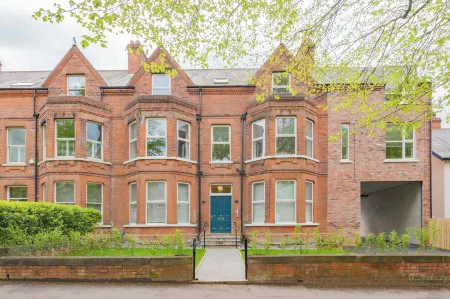 The Ulsterville Residences - Free on-Site Parking Отели рядом с достопримечательностью «Кафедральный собор Сейнт Питер»