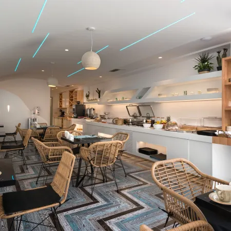 Marvarit Suites Отели рядом с достопримечательностью «Пляж Монолитос»