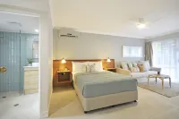 Bay of Palms Hotels in Palm Beach