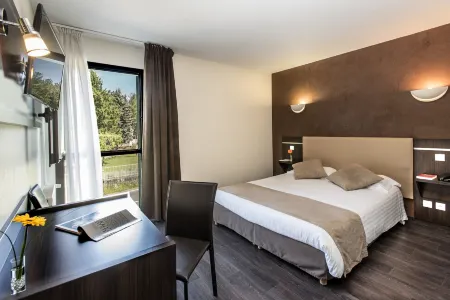 Hôtel-Restaurant le Calice du Gevaudan - A75 Отели в г. Сен-Леже-де-Пейр