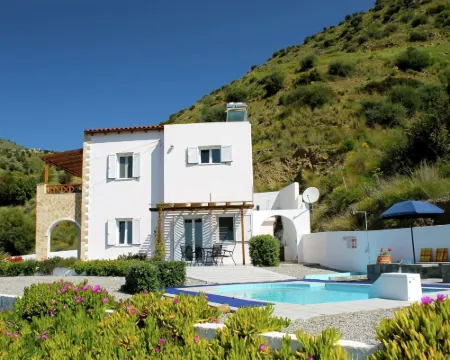 Villa in Agia Galini with Pool Views Hoteles en Lampi