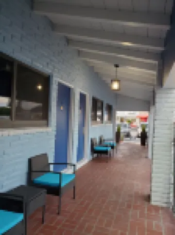 โรงแรมฮอลลีวู้ดการ์เดนส์ อินน์ แอนด์ สวีทส์