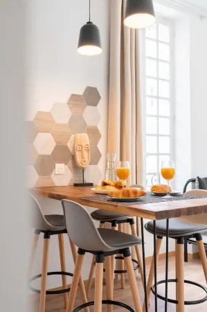 Les Petits Pavillons Appartements Standing 1 Chambre 4 Pers Clim Vieux-Port Отели рядом с достопримечательностью «Randonnées théâtrales Marcel Pagnol Cie Dans la cour des Grands»