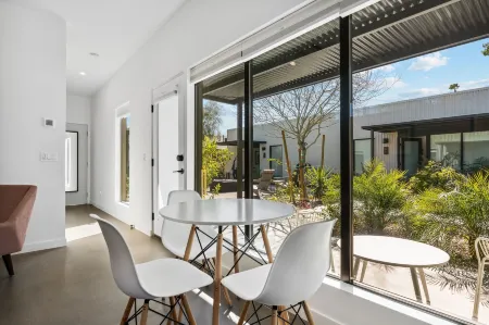 4Square Complex Отели рядом с достопримечательностью «Центральная библиотека Бертон Барр»