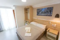 納瑟爾太陽旅館 Estátua da atriz Flávia Alessandra附近的飯店